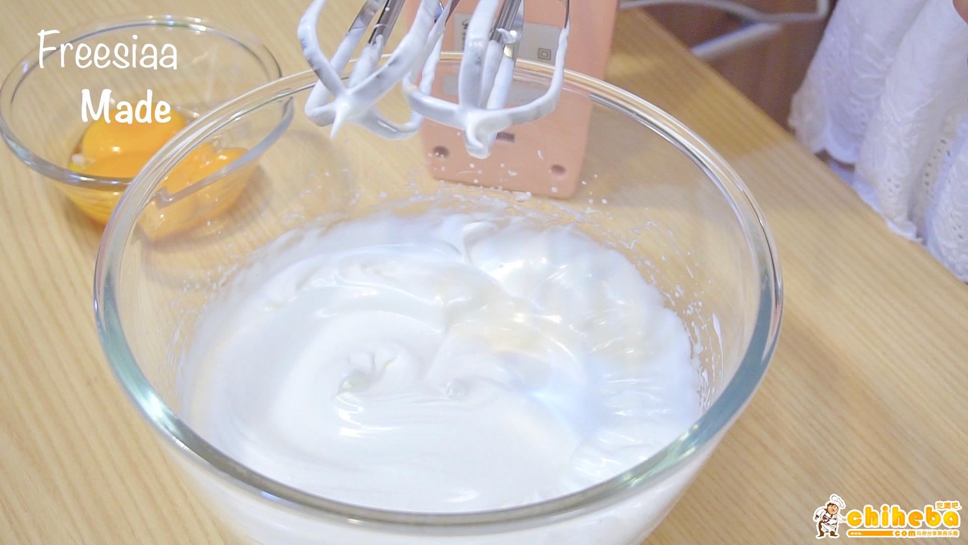 【视频】小清新～抹茶杯子蛋糕（分蛋海绵蛋糕）的做法 步骤3